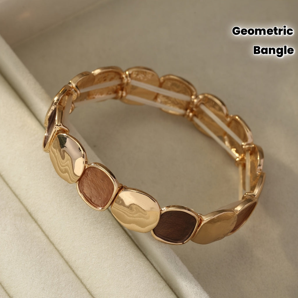 Uma Brincadeira de Punho Elástica Geométrica Estilo Boho, Projetada para Mulheres, Apresentando um Pulseira Dourada Trendy Feita de Liga de Zinco com um Processo de Revestimento Fino. O Seu Design Minimalista Torna-o Perfeito para Uso Diário, Festas de Da