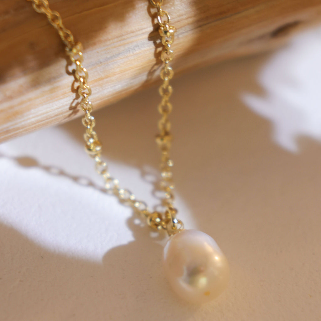 1pc Retro French Freshwater Pearl Pendant Necklace, with a Fashionable Design And Elegant Temperament for Women. It Is Versatile All Year Round And a Birthday Gift for Friends, Mothers, And Daughters
