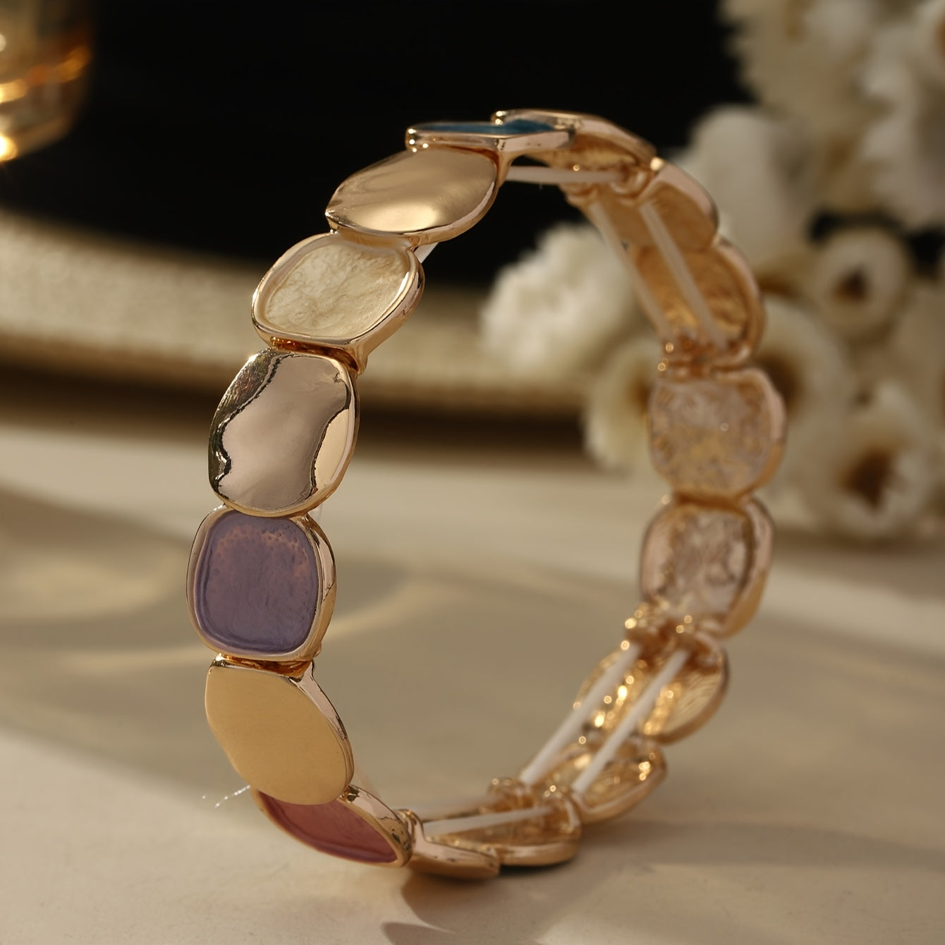 Uma Brincadeira de Punho Elástica Geométrica Estilo Boho, Projetada para Mulheres, Apresentando um Pulseira Dourada Trendy Feita de Liga de Zinco com um Processo de Revestimento Fino. O Seu Design Minimalista Torna-o Perfeito para Uso Diário, Festas de Da