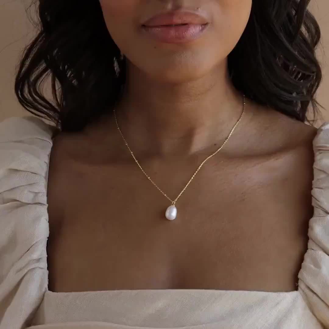 1pc Retro French Freshwater Pearl Pendant Necklace, with a Fashionable Design And Elegant Temperament for Women. It Is Versatile All Year Round And a Birthday Gift for Friends, Mothers, And Daughters