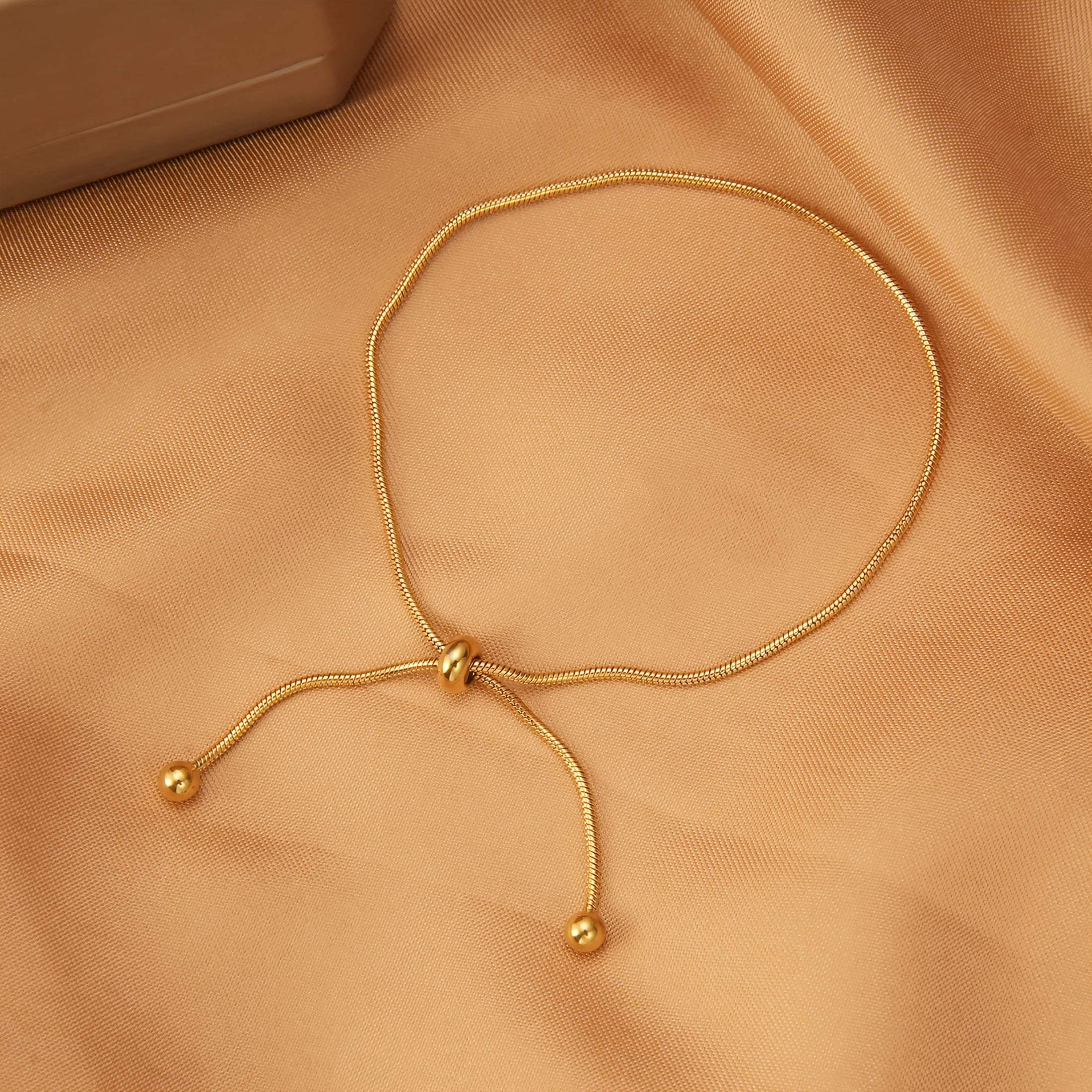 1 pulseira de aço inoxidável, elegante e delicada, adequada para uso diário e feriados, e com um temperamento fácil de usar.