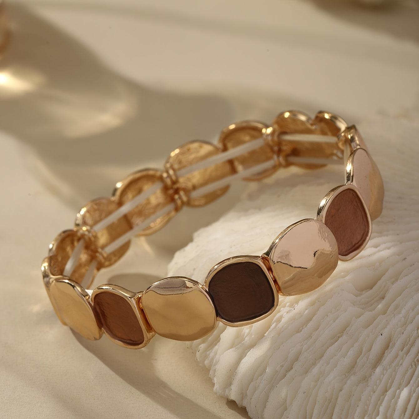 Uma Brincadeira de Punho Elástica Geométrica Estilo Boho, Projetada para Mulheres, Apresentando um Pulseira Dourada Trendy Feita de Liga de Zinco com um Processo de Revestimento Fino. O Seu Design Minimalista Torna-o Perfeito para Uso Diário, Festas de Da