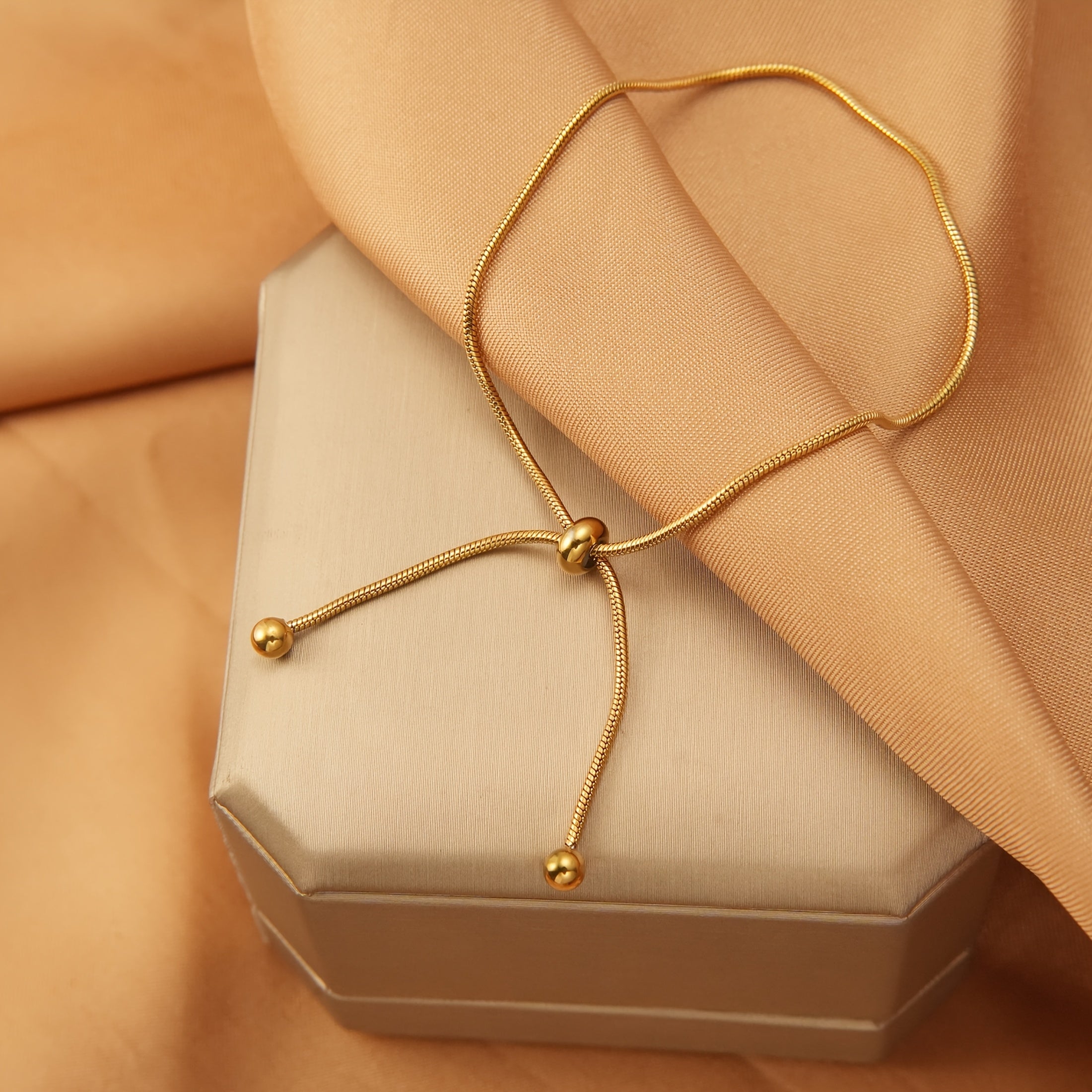 1 pulseira de aço inoxidável, elegante e delicada, adequada para uso diário e feriados, e com um temperamento fácil de usar.